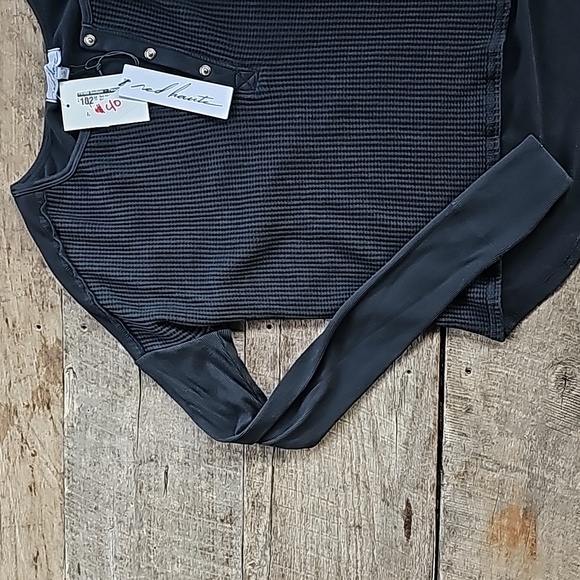 Red Haute Front Snap Black - Picture 2 of 6